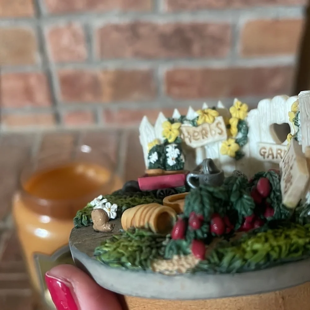 Empire Richly Scented Vanilla Jar Candle w/ Garden Themed Resin Topper
